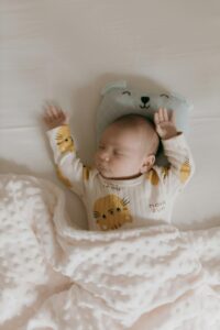 Bayi tidur nyenyak di tempat tidur yang nyaman