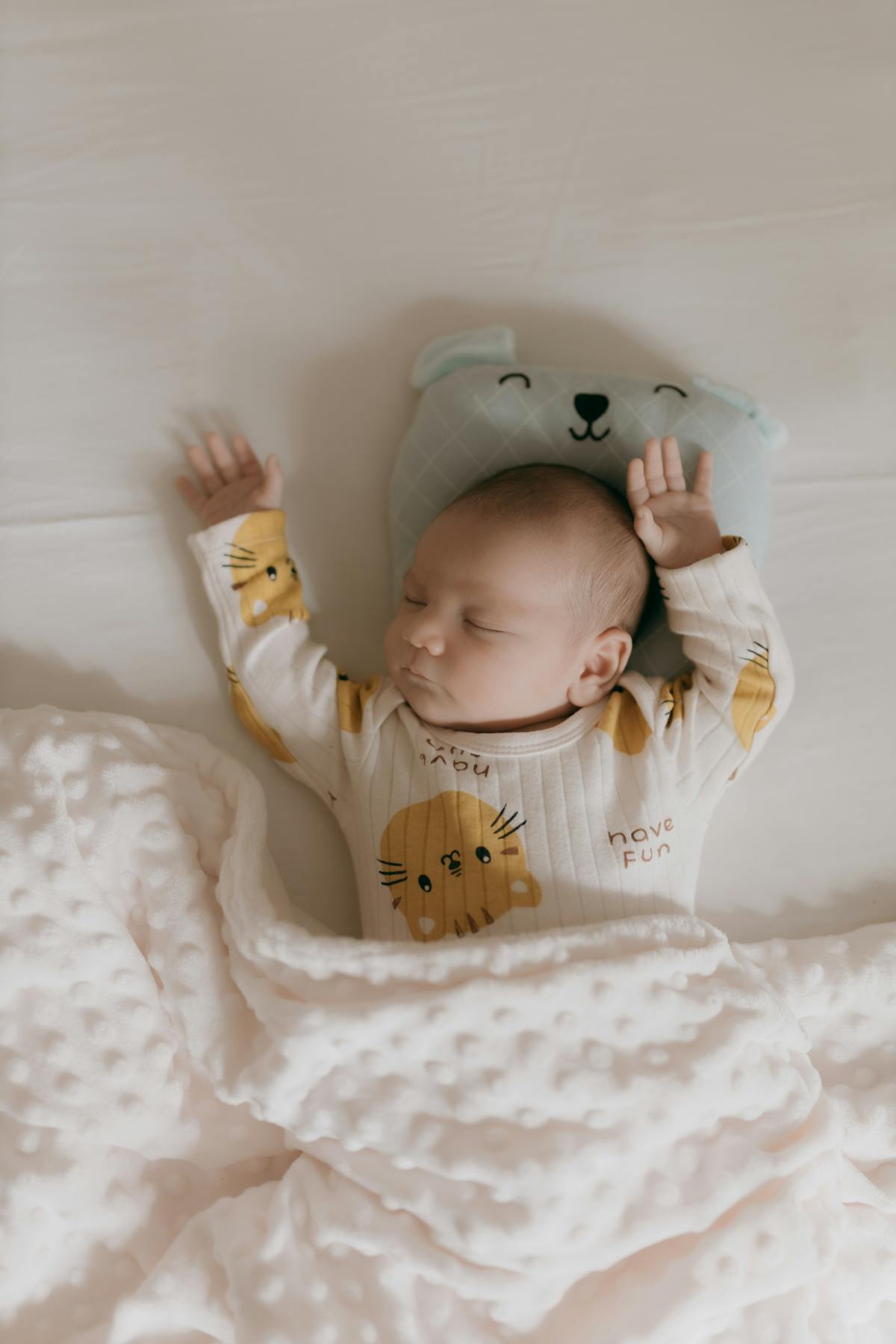 Bayi tidur nyenyak di tempat tidur yang nyaman