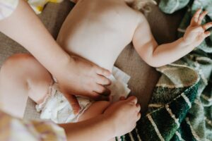 Mengganti popok bayi dengan benar untuk mencegah ruam