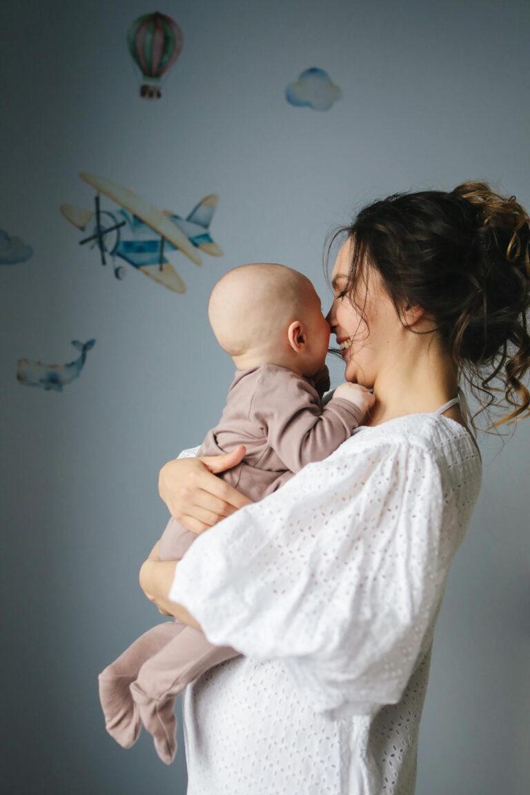 Bayi sedang dimandikan untuk mengatasi biang keringat
